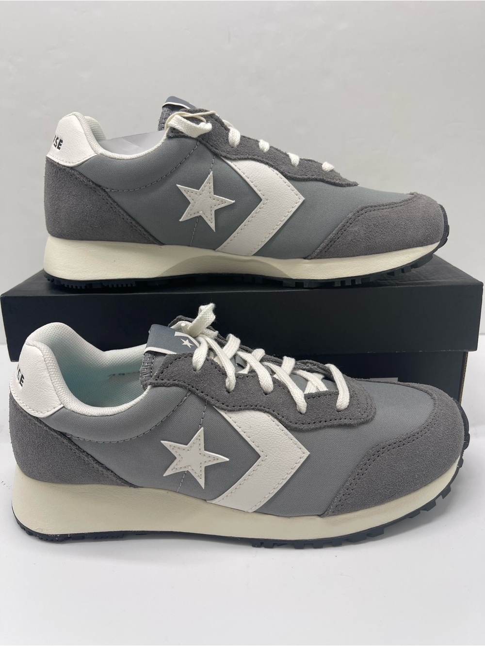 Converse A13470C WMNS 
CONVERSE OMEGA TRAINER OX SHARKSKIN/CLASSIC GREY Sneakers